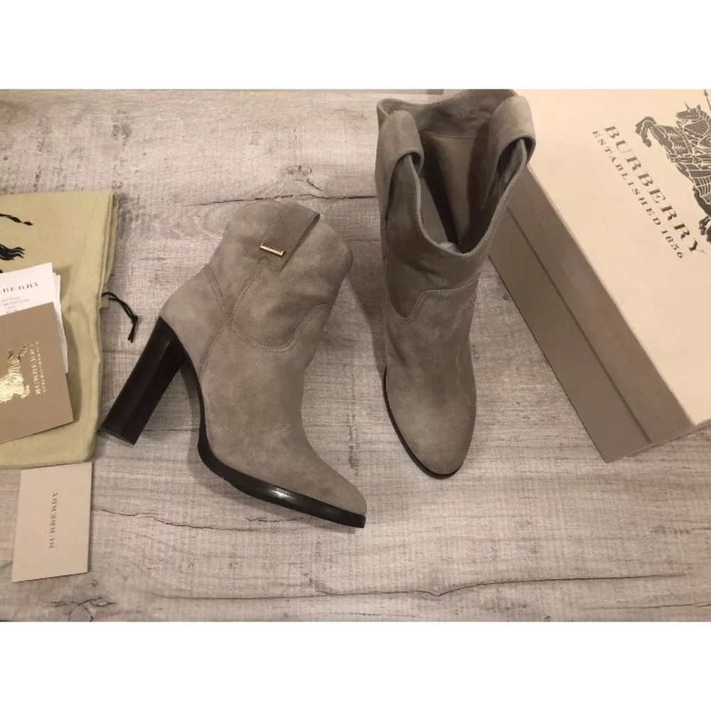 Burberry ankle boots block heel.